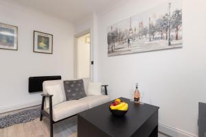 Cozy 1BR Flat, Train Station, Free Parking, WiFi, Smart TV
