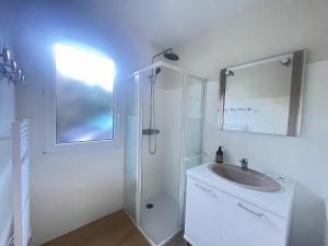 Maison calme avec piscine privée, golfs, lac et plages