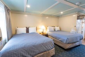 Building G Two Queens room in Waves Oceanfront Resort