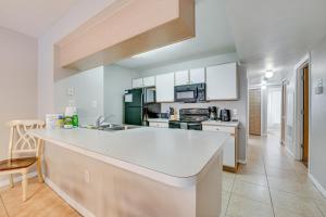 7 Mi to Disney Condo with Pool and Hot Tub Access!