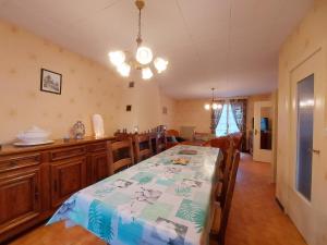 Maisons de vacances Gite familial avec jardin, billard, velos, et cheminee, au coeur du parc naturel du Perche. - FR-1-581-91 : photos des chambres