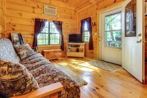 Hendersonville Cabin Near Hiking and Waterfalls!