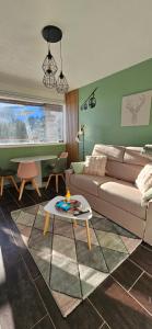 Appartements LA PETITE LUGE studio sur les pistes centre station Super-Besse : photos des chambres