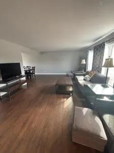 Arlington Heights 5bd 3bth sleeps 14 with driveway parking - Rolling Meadows