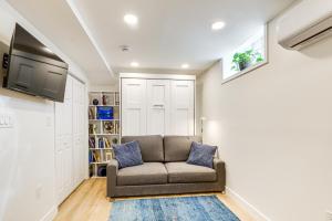 7 Mi to National Mall Bright DC Studio!