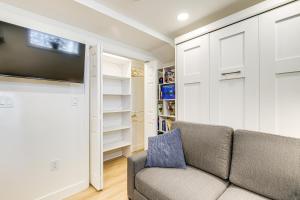 7 Mi to National Mall Bright DC Studio!