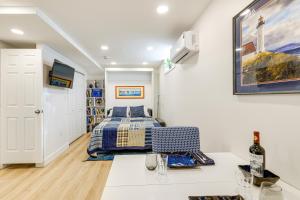 7 Mi to National Mall Bright DC Studio!