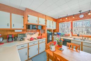 Serene Home Between Lake Jocassee and Lake Keowee!