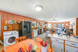 Serene Home Between Lake Jocassee and Lake Keowee!