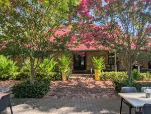 Mahogany Inn and Distillery - Mahogany Creek