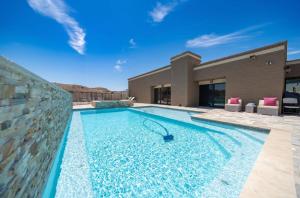 Eagles Lair, Poolside Luxury!