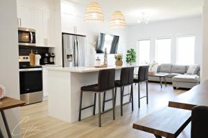 Chic Modern Home,King Bed,Fireplace,Disney