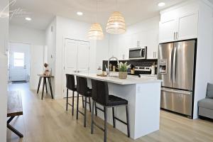 Chic Modern Home,King Bed,Fireplace,Disney