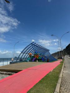 Condomínio pé na areia, super novo e confortável.