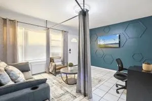 Convenient Mid and Extended Stay Near Airport - Franklin Park