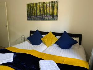 2 Bedrooms Modern Central London Apartment, Full Kitchen, 5 minutes Tube Station