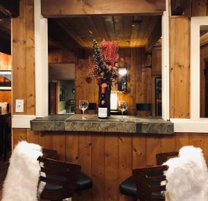 Cozy Yosemite Cabin with Hot Tub in the Pines