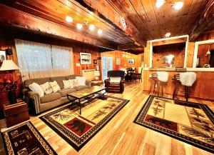 Cozy Yosemite Cabin with Hot Tub in the Pines