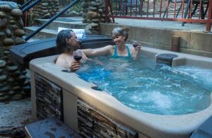 Cozy Yosemite Cabin with Hot Tub in the Pines