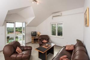 Apartments Villa Maslina - Two Bedroom Apartment with Terrace and Garden View