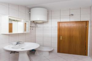 Apartments Villa Maslina - Two Bedroom Apartment with Terrace and Garden View