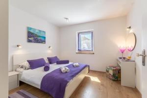 Family friendly house with a swimming pool Bol, Brac - 23809