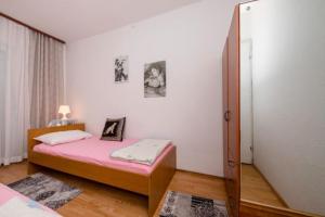 Apartments with parking space Barbat, Rab - 23817