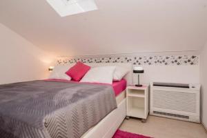 Apartments with parking space Barbat, Rab - 23817