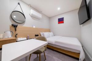 Phòng Giường Đôi Lớn Loại Sang (Deluxe Queen Room)