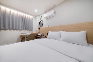 Phòng Giường Đôi Lớn Loại Sang (Deluxe Queen Room)