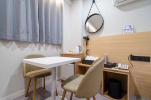 Phòng Giường Đôi Lớn Loại Sang (Deluxe Queen Room)