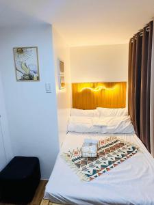 2 Bedroom and Bathroom Staycation Condo in Mandaluyong City near BONI MRT with WIFI and KARAOKE and POOL