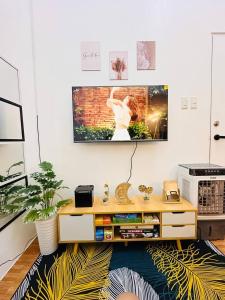 2 Bedroom and Bathroom Staycation Condo in Mandaluyong City near BONI MRT with WIFI and KARAOKE and POOL