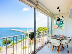 Apartment in Roses near Platja dels Palangrers