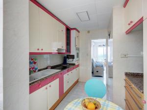 Apartment in Roses near Platja dels Palangrers