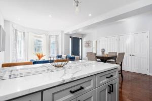 Modern 3 Bed Apt Parking W D