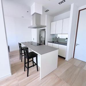 Minimalist Suite in the Tallest Building IQON