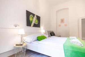 Simple Apt w full kitchen Wiener Stadthalle