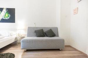 Simple Apt w full kitchen Wiener Stadthalle