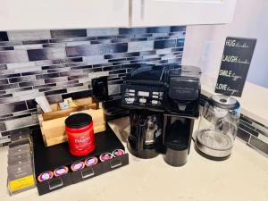 Winter Retreat 3b 3ba Huge backyard Mins from Downtown