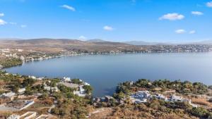 Family House Pool & Lake view 4 Bedrooms