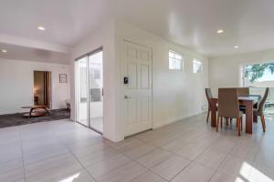 2nd floor A-C steps to beach downtown La Jolla