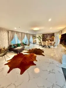 Country Haven Comfy & Sleek House - Coolayna Haggard