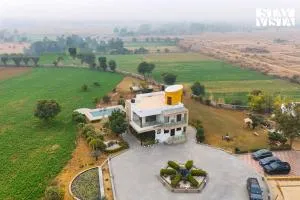 StayVista at The Saket Farm with Pool, Bonfire - Dhānd