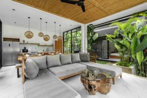 Luxury Escape 6 BR Tropical Private Villa CYN