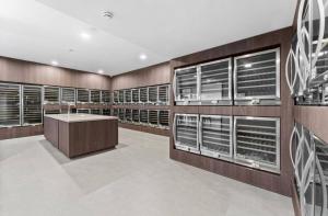 Panoramic Lake View 2-Bed with Pool, Gym and BBQ