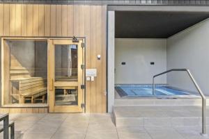 Panoramic Lake View 2-Bed with Pool, Gym and BBQ