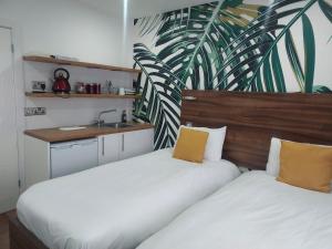 Heathrow Windsor Guest house with Airport parking at 8gbp per night