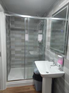 Heathrow Windsor Guest house with Airport parking at 8gbp per night