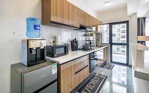 Modern 2 bed Apt in Riverside Westlands Nairobi behind Riverside Square Mall with Gym 5 minutes to CBD with scenic nature and River views situated on the 8th floor